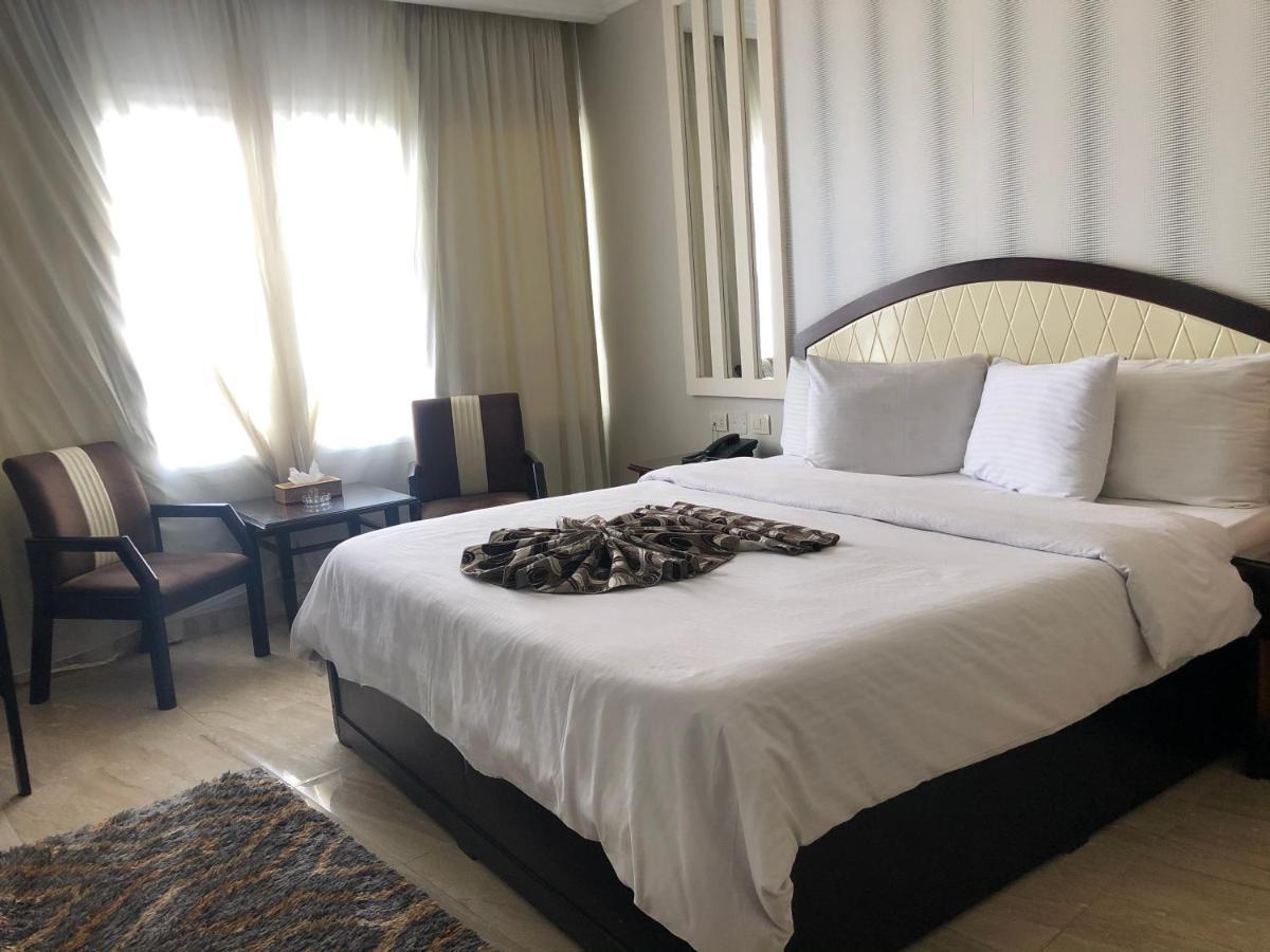 Fleet Club Mahrousa Alexandria Exteriör bild A bedroom at the hotel