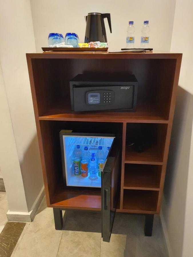 Fleet Club Mahrousa Alexandria Exteriör bild A mini-refrigerator in a hotel room