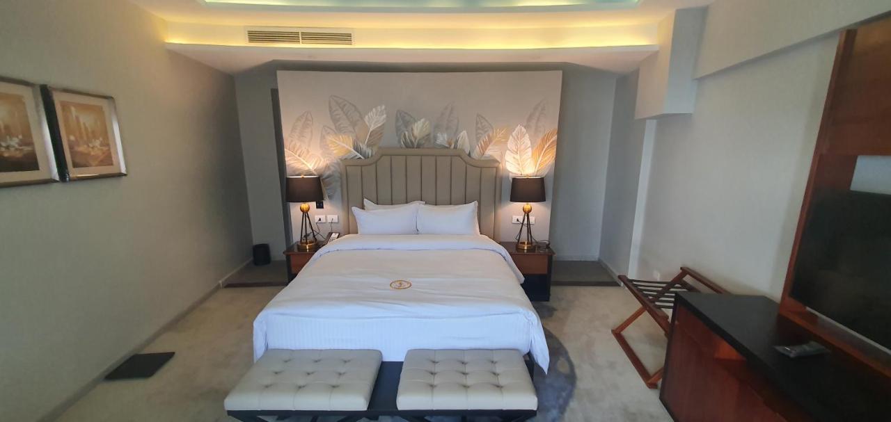 Fleet Club Mahrousa Alexandria Exteriör bild A bedroom at the hotel