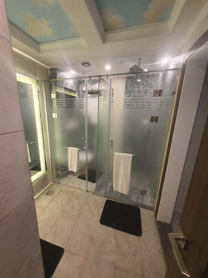 Fleet Club Mahrousa Alexandria Exteriör bild A shower with a sliding door