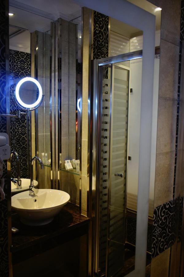 Fleet Club Mahrousa Alexandria Exteriör bild A bathroom in the hotel