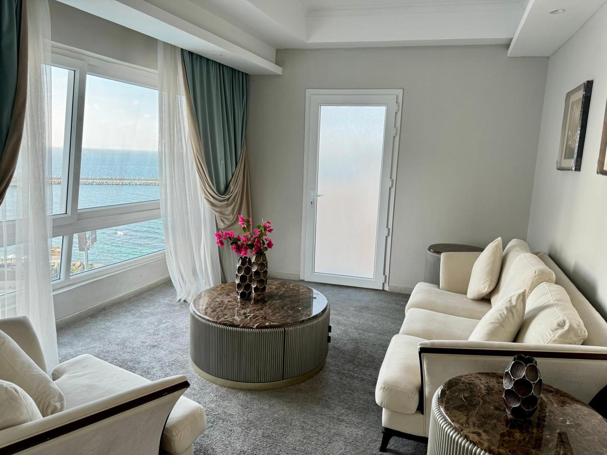 Fleet Club Mahrousa Alexandria Exteriör bild A suite at the hotel