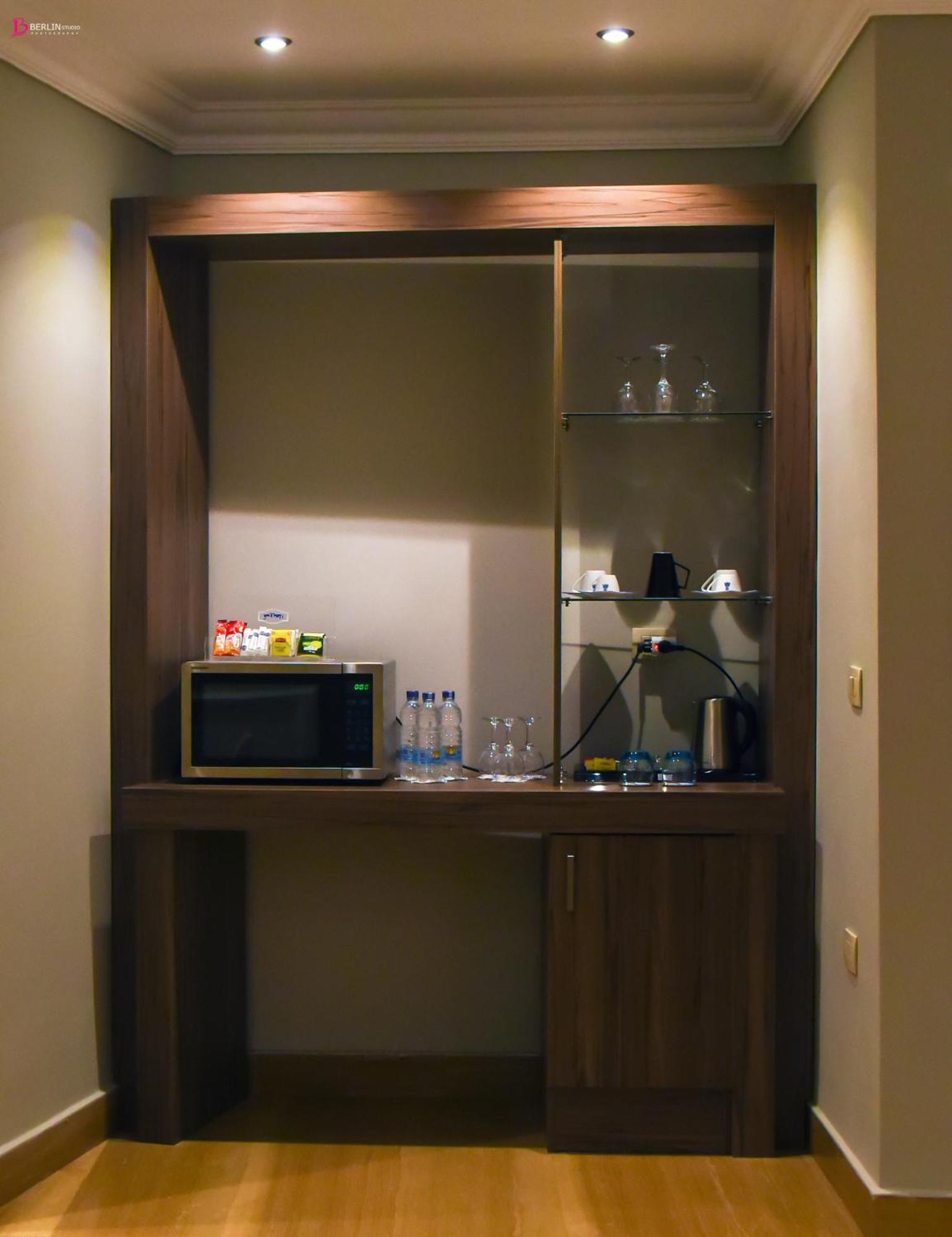 Fleet Club Mahrousa Alexandria Exteriör bild A wet bar in a hotel room